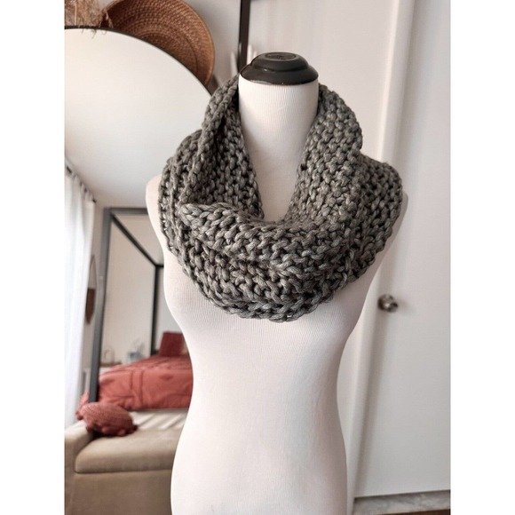 NWT The Limited Gray Chunky Knit Infinity Scarf - Picture 1 of 5